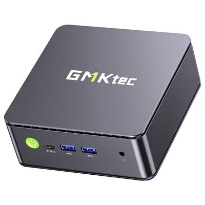 Kompakter GMKtec Mini-PC mit Netztaste, USB-C-Anschluss, zwei USB-A-Anschlüssen und Audiobuchse auf der Vorderseite.