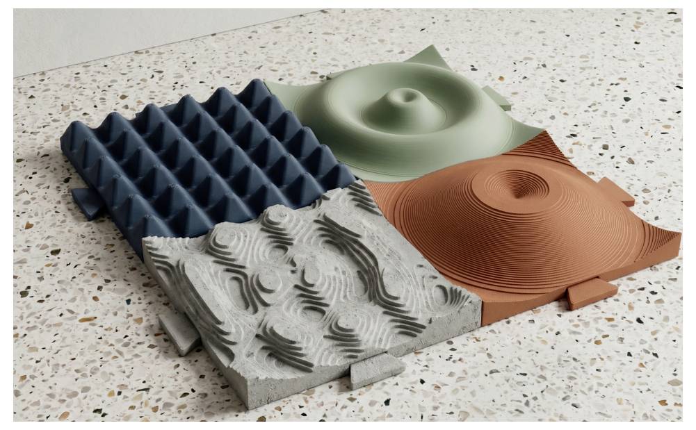 Vier quadratische Akustikpaneele mit unterschiedlichen strukturierten 3D-Oberflächenmustern auf einem gesprenkelten Boden, die Design-/Materialmuster zeigen.