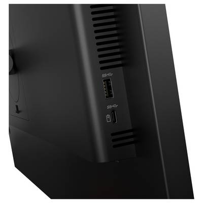 Nahaufnahme eines schwarzen Seitenpanels eines Geräts mit USB-A- und USB-C-Anschlüssen sowie Belüftungsschlitzen.