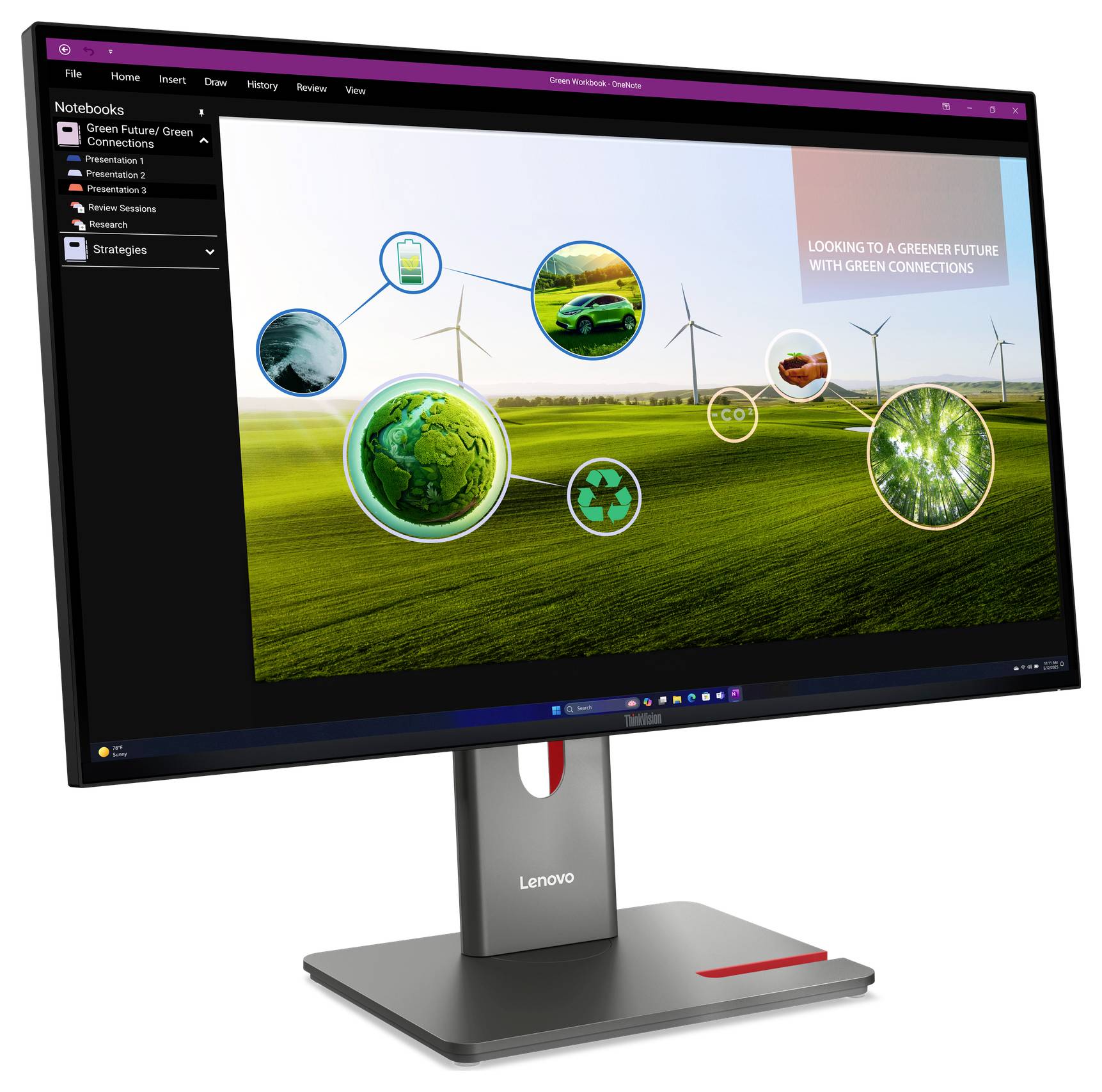 Ein Lenovo-Monitor zeigt eine Nachhaltigkeitspräsentation mit grünen Energiebildern, Windkraftanlagen, Recycling und dem Titel „Auf dem Weg zu einer grüneren Zukunft mit grünen Verbindungen".