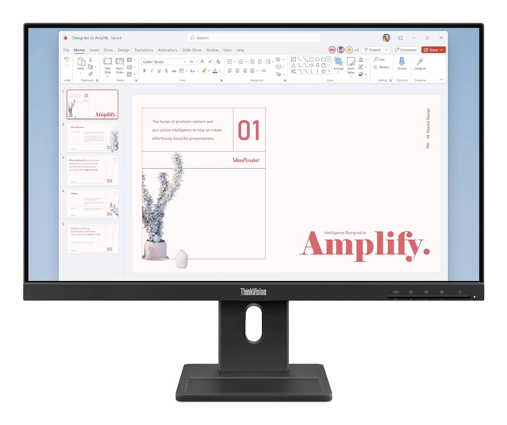 Ein Desktop-Monitor zeigt einen Präsentationseditor mit Folienminiaturen, einer ausgewählten Titelfolie und dem Wort "Amplify." prominent auf der Arbeitsfläche.