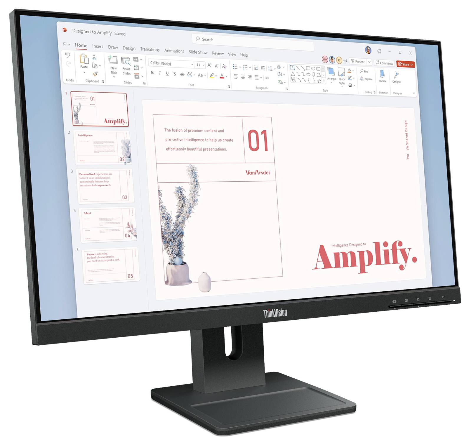Desktop-Monitor mit PowerPoint-Anzeige einer "Amplify"-Präsentationsfolie und Folienminiaturansichten auf der linken Seite.