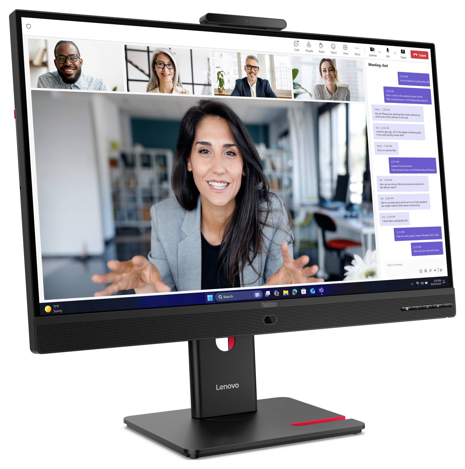 Ein Lenovo-Monitor zeigt eine Videokonferenz mit vier Teilnehmern und einem seitlichen Chat-Fenster; der Hauptredner ist zentriert auf dem Bildschirm.