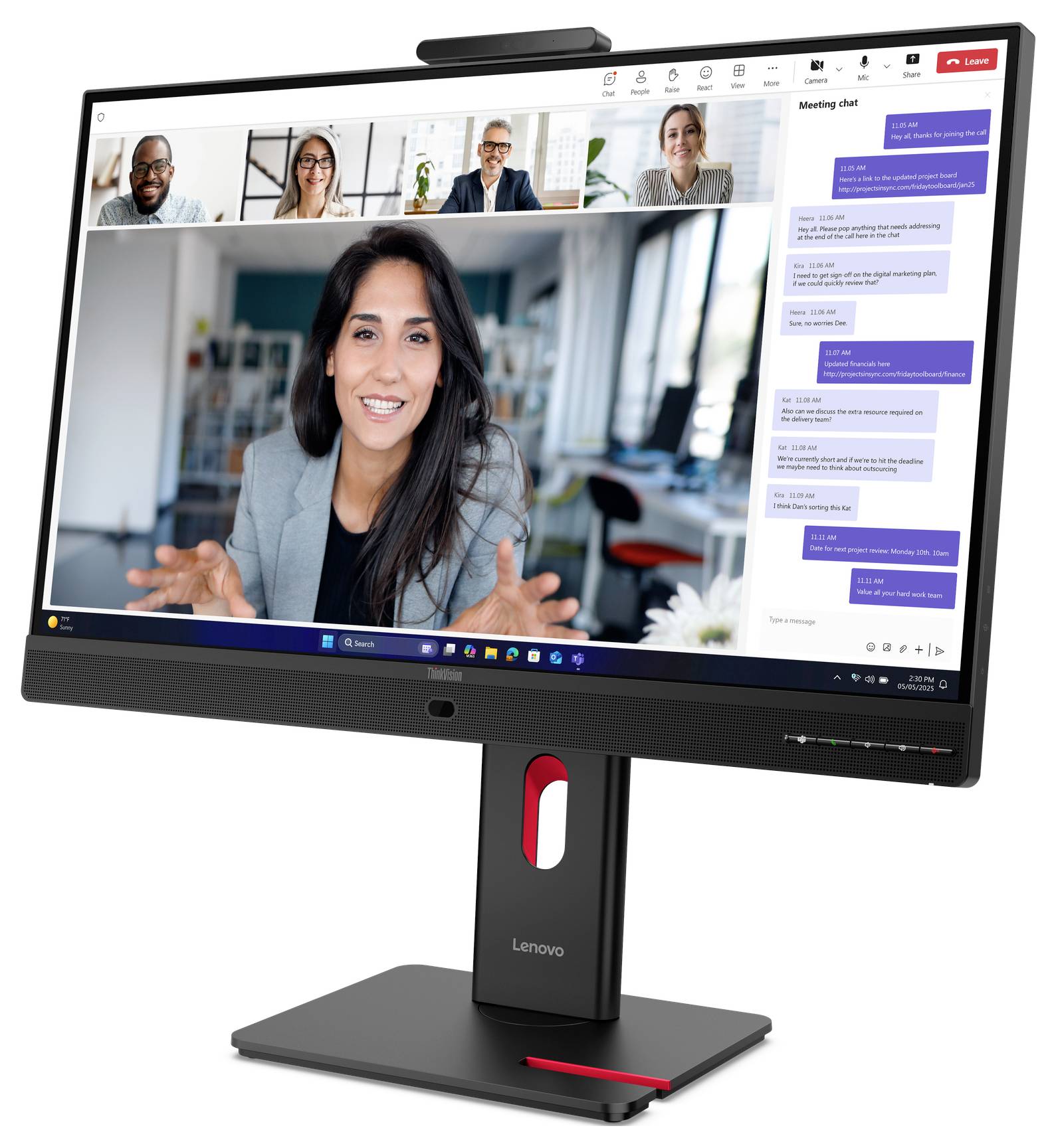 Ein Desktop-Monitor zeigt eine Videokonferenz mit vier Teilnehmer-Thumbnails, einem Hauptredner und einem Meeting-Chat-Panel auf der rechten Seite.