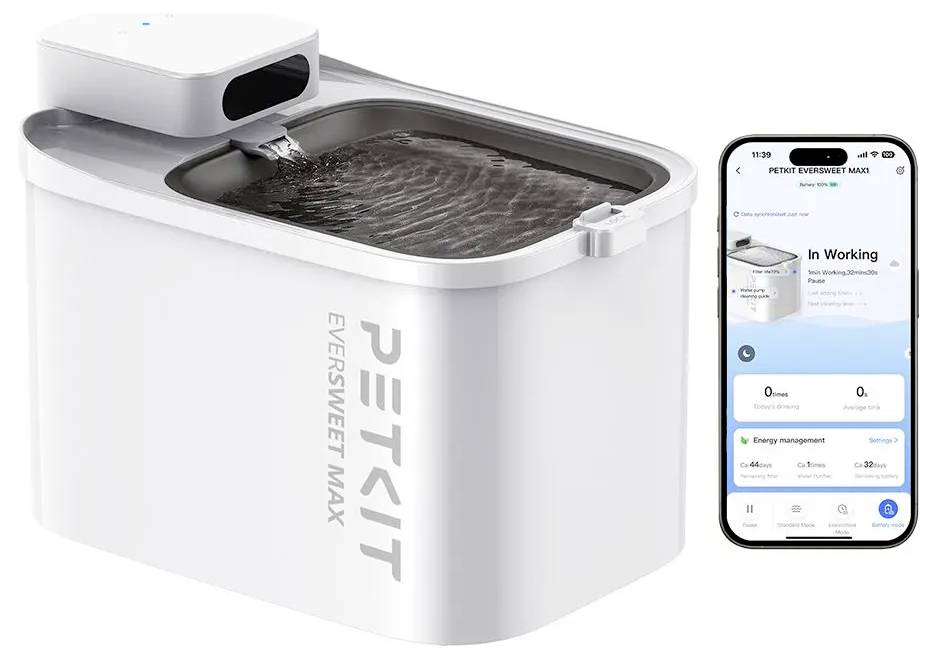 Weißer PETKIT Eversweet Max intelligenter Haustierbrunnen mit zirkulierendem Wasser und Begleit-Smartphone-App zur Statusanzeige.