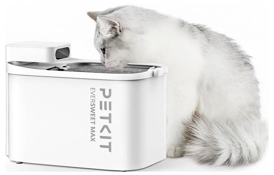 Weiße Katze trinkt aus einem PETKIT EverSweet Max Haustierbrunnen auf weißem Hintergrund.