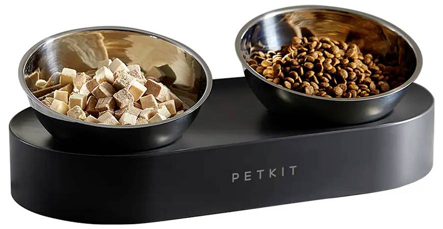 Automatischer Futterautomat mit zwei Edelstahlschüsseln, eine für Trockenfutter und die andere für gewürfeltes Nassfutter, auf einer schwarzen PETKIT-Basis.