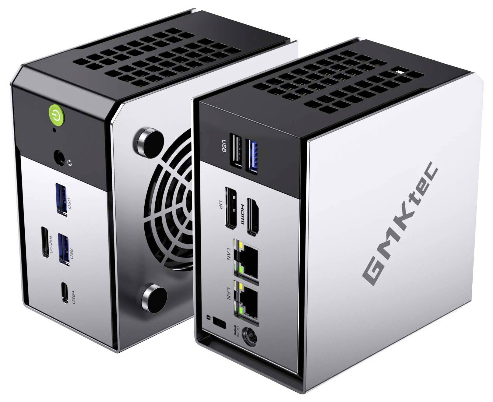 Zwei kompakte schwarz-silberne Mini-PCs schräg nebeneinander angeordnet, mit sichtbaren USB- und Netzwerkanschlüssen an der Vorderseite und einer Seite mit der Bezeichnung "GMKtec".