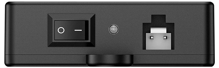 Schwarzes rechteckiges Gerätefeld mit einem Wippenschalter, einer kleinen Kontrollleuchte und einem USB-B-Anschluss auf der rechten Seite.