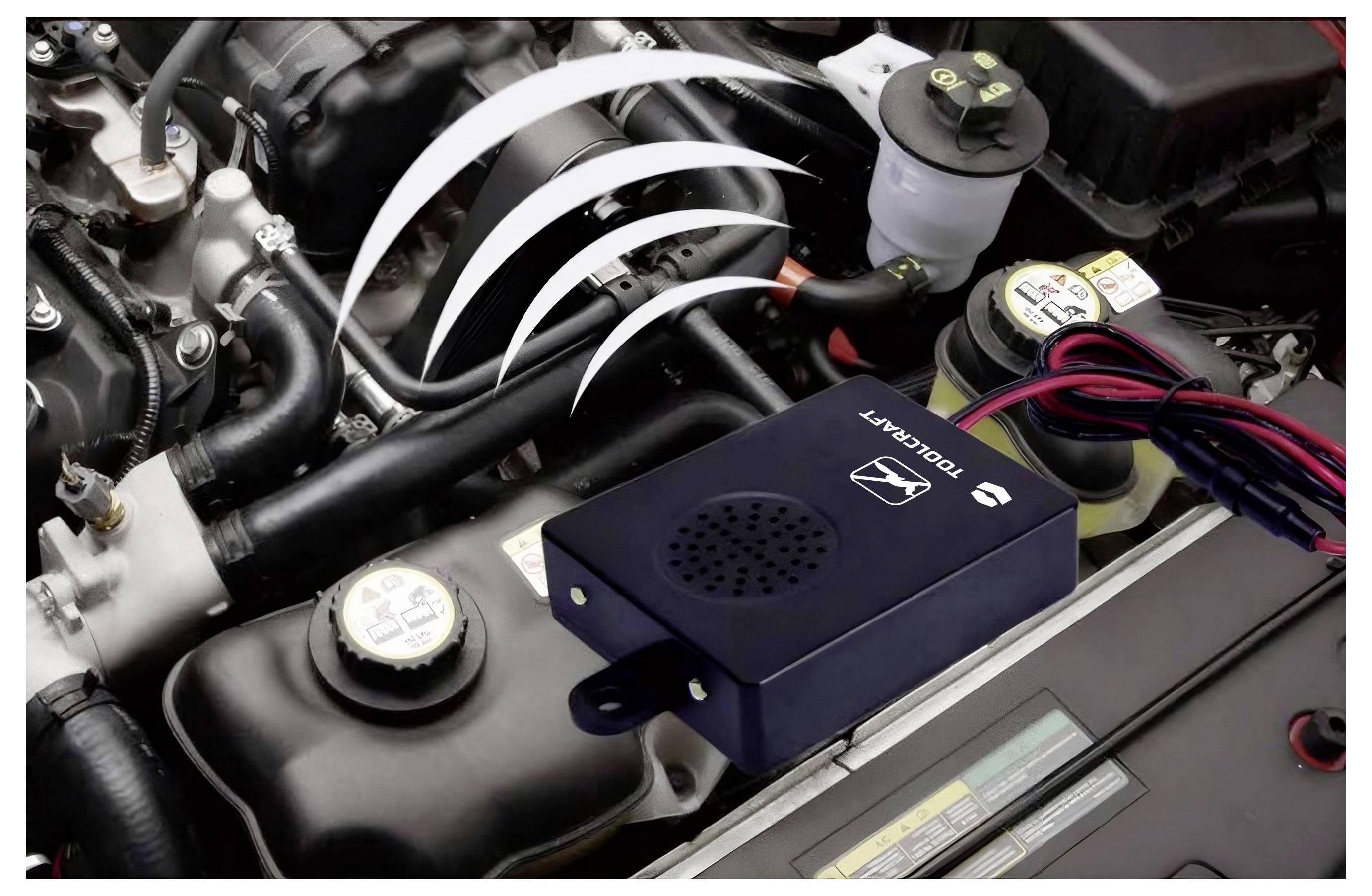 Motorraum eines Autos mit einem schwarzen Aftermarket-Elektronikgerät, das auf der Motorabdeckung montiert ist und durch Kabel und Schläuche verbunden ist.