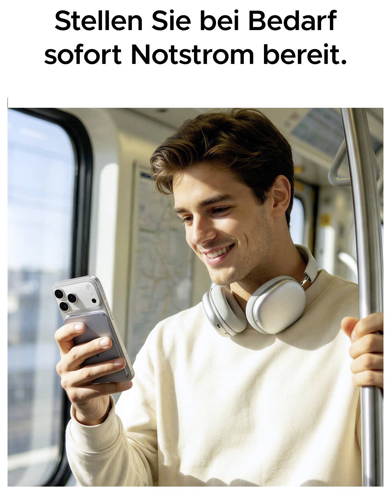 Lächelnder Mann in einem Zug überprüft sein Telefon mit Kopfhörern um den Hals; deutscher Text besagt „Stellen Sie bei Bedarf sofort Notstrom bereit."