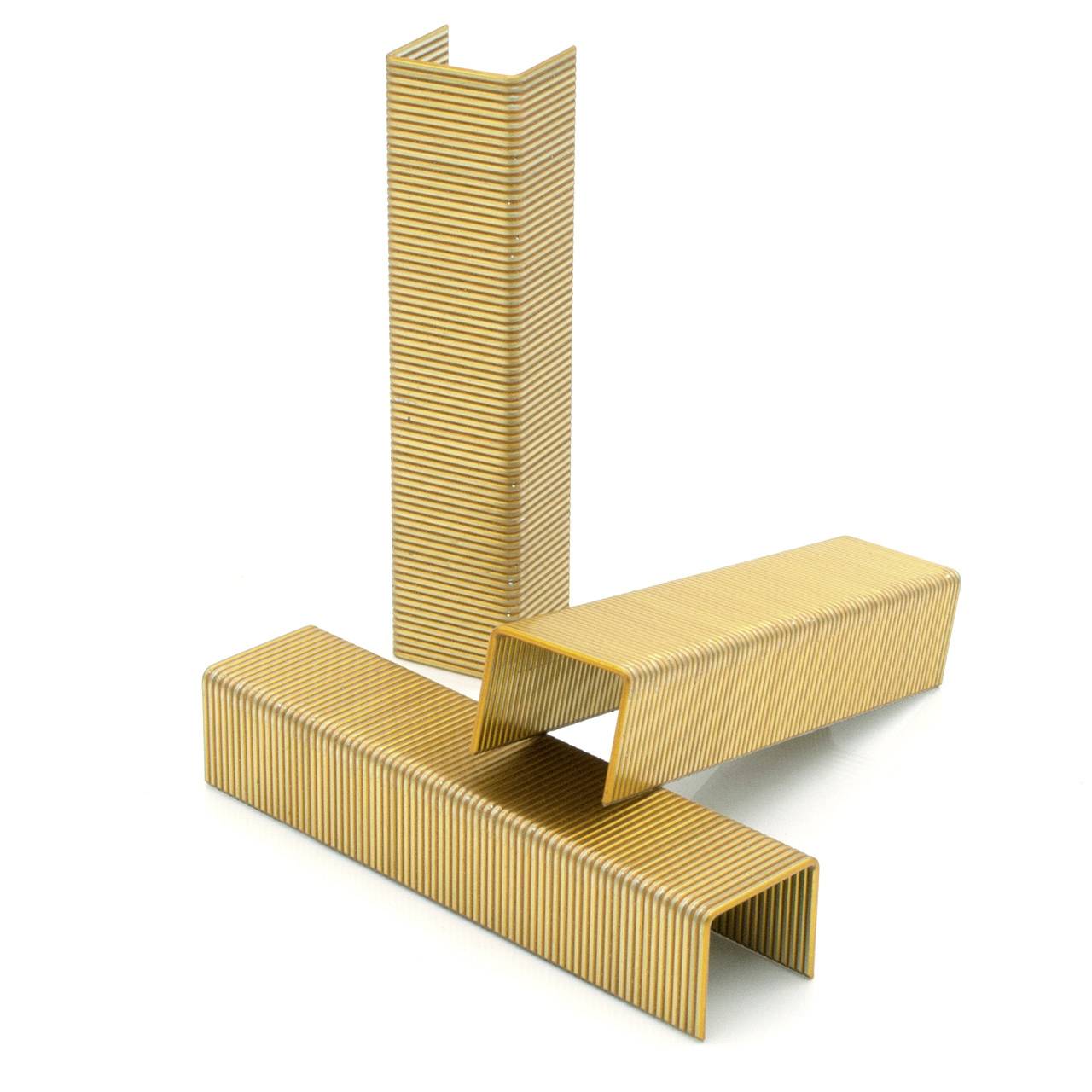 Drei gebogene, goldfarbene gestapelte Metallstreifen bilden eine abstrakte geometrische Anordnung auf weißem Hintergrund.