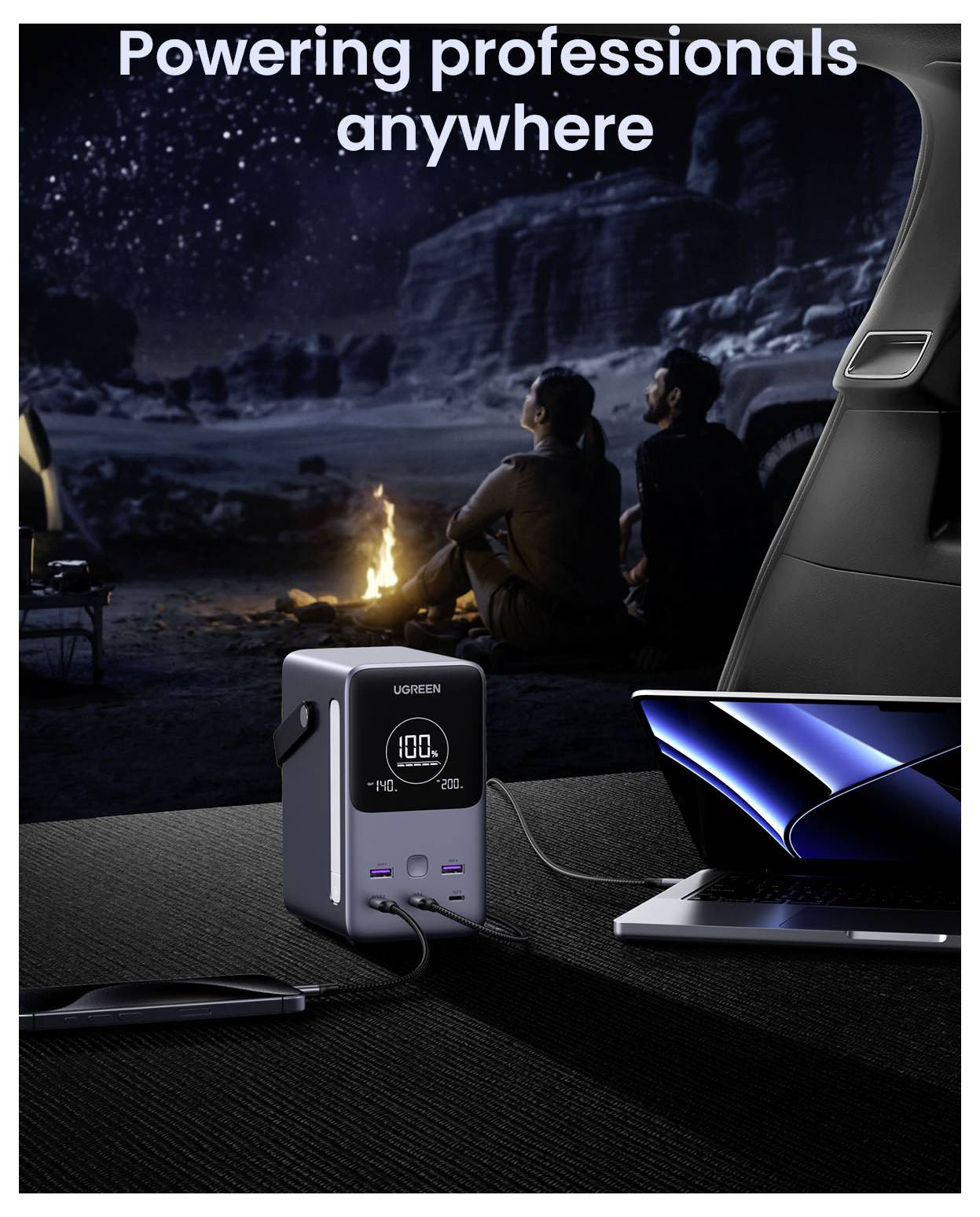 Tragbare Stromstation lädt einen Laptop auf einem Campingplatz nachts auf, mit dem Text „Profis überall mit Strom versorgen" über der Szene.