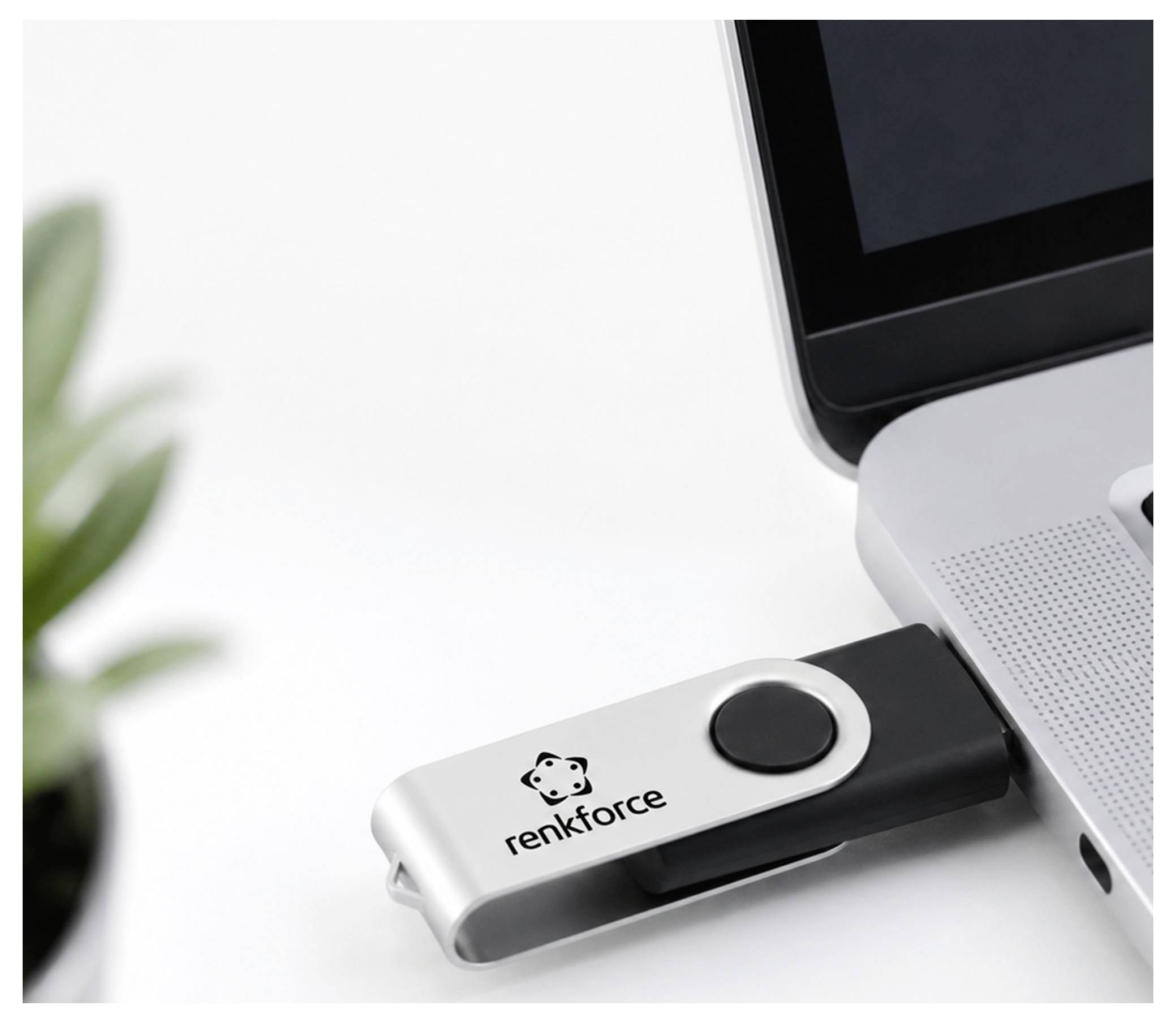 USB-Stick mit Renkforce-Logo in einen Laptop gesteckt.