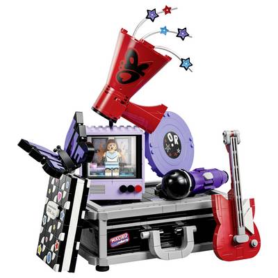 LEGO-ähnlicher Spielzeugkasten mit einem Fernseher, auf dem eine Minifigur zu sehen ist, ein rotes Megaphon mit Sternen und eine rote Gitarre, präsentiert als Unterhaltungsset.