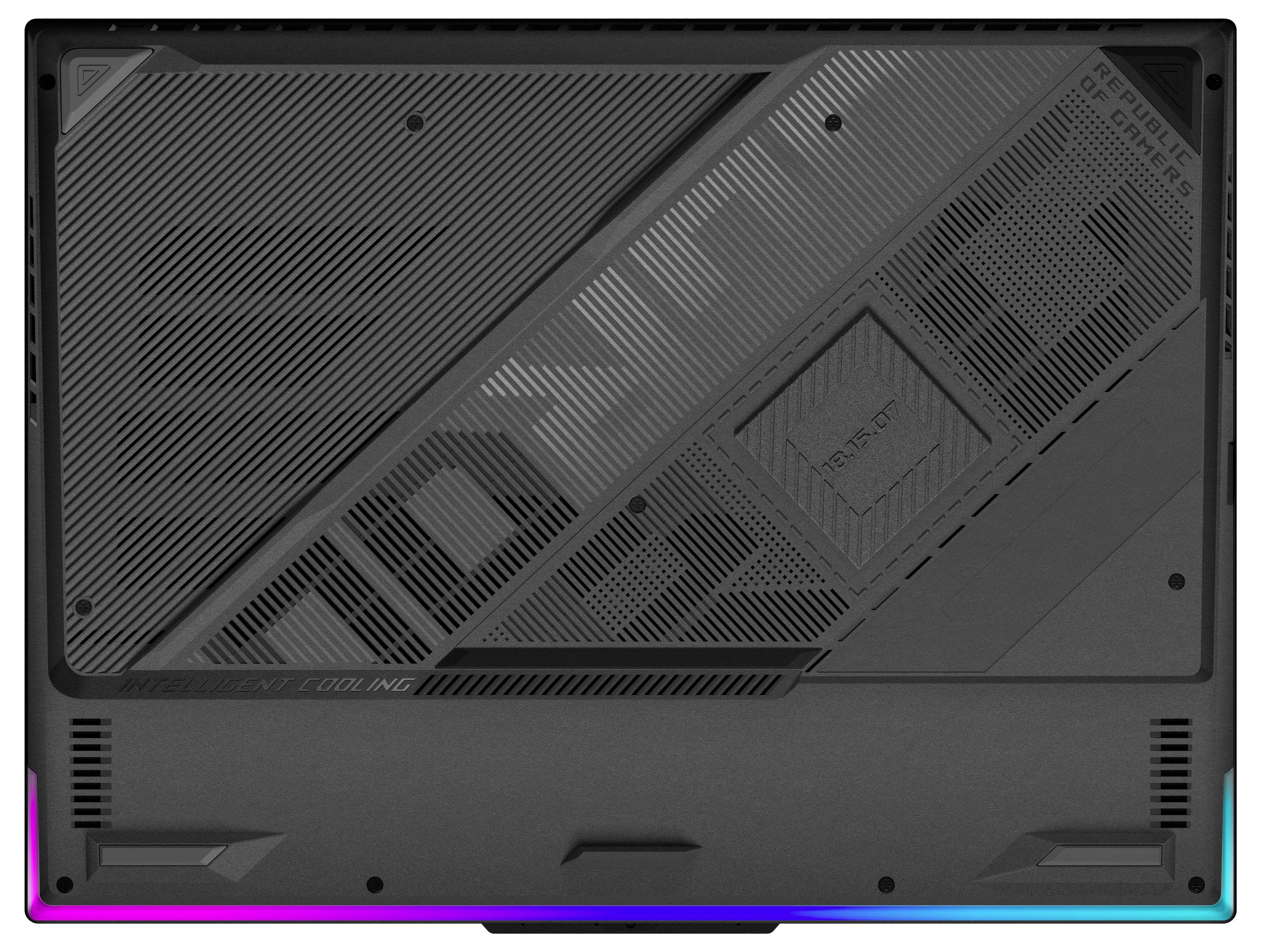 Nahaufnahme der Rückseite eines schwarzen Laptops mit belüfteten Paneelen und RGB-Leuchtglut entlang der unteren Kante.