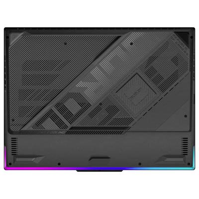 Nahaufnahme der Rückseite eines schwarzen Laptops mit belüfteten Paneelen und RGB-Leuchtglut entlang der unteren Kante.
