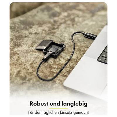 Laptop, der über ein Kabel mit einem robusten Adapter oder Dockinggerät verbunden ist, mit deutschem Text "Robust und langlebig" und "Für den täglichen Einsatz gemacht" darunter.
