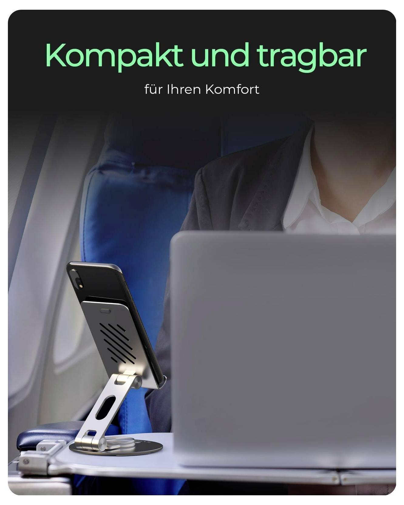 # Übersetzung:<br><br>Person, die einen Laptop in einem Flugzeug benutzt, mit einem Telefon auf einem Ständer; Der deutsche Text lautet „Kompakt und tragbar" und „für Ihren Komfort", was auf ein kompaktes, tragbares Gerät für Reisen hindeutet.