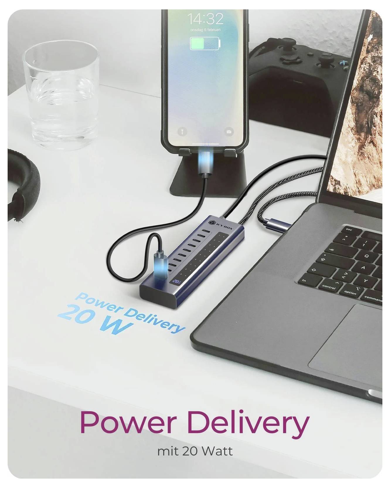 Telefon wird über einen USB-C-Hub neben einem Laptop aufgeladen, wobei der Text „Power Delivery 20 W" und „Power Delivery mit 20 Watt" auf dem Schreibtisch hervorgehoben wird.