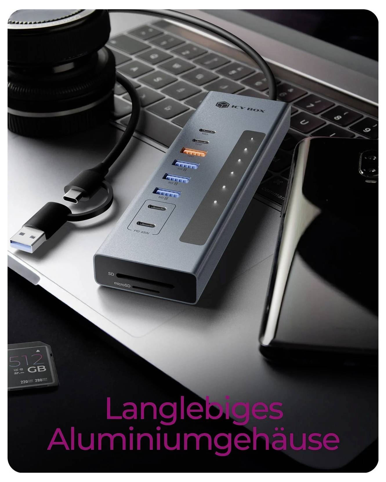 Nahaufnahme eines USB-C-Hubs/einer Dockingstation auf einer Laptop-Tastatur mit mehreren Anschlüssen und einem Telefon in der Nähe; der Text lautet „Langlebiges Aluminiumgehäuse".