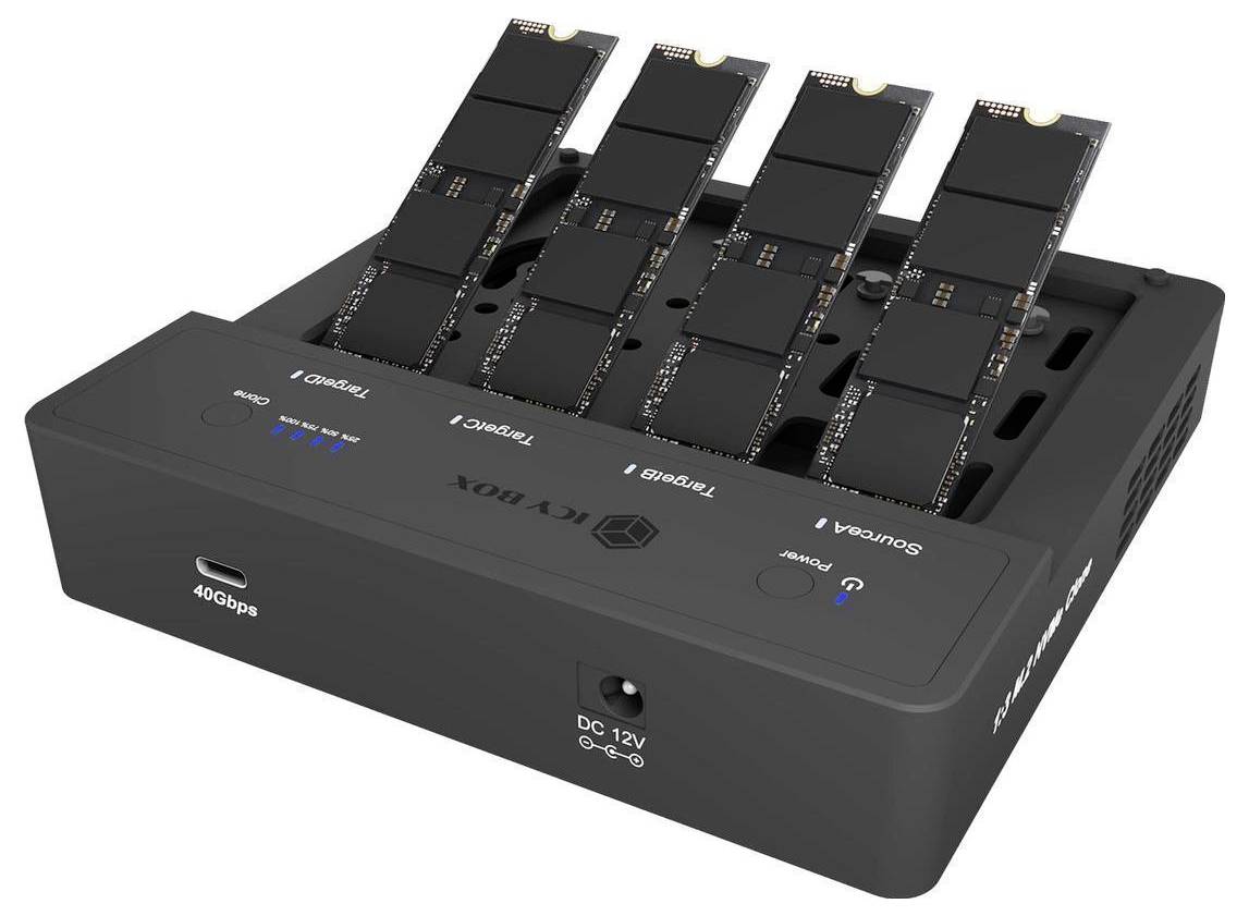 Schwarze 4-Schacht-NVMe-SSD-Dockingstation mit vier eingebauten Laufwerken, zeigt vordere Status-LEDs, Netzschalter und 12V-Gleichstromeingänge.