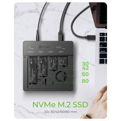 Produktfoto einer vereisten Box NVMe M.2 SSD Dockingstation mit vier gekennzeichneten Laufwerksteckplätzen und grünem Text, der die Kompatibilität anzeigt: '22x 30/42/60/80 mm'.