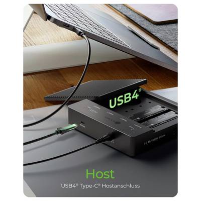 USB4-Dockingstation, die mit einem Laptop verbunden ist, mit grünen Beschriftungen "USB4" und "Host", die die Type-C-Host-Verbindung und mehrere Anschlüsse anzeigen.
