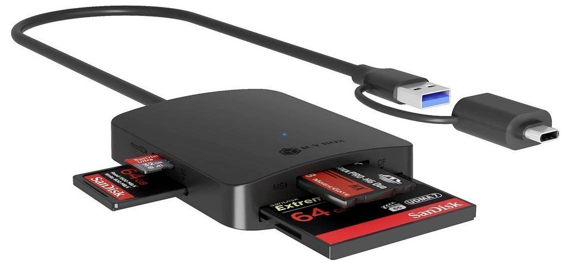 USB-C Kartenleser mit mehreren Speicherkarten für Multi-Card-Unterstützung und angeschlossenem Kabel, der ein Datentransfer-Speichergerät zeigt.