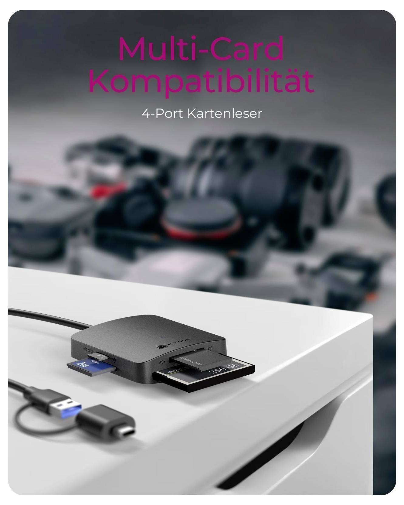 Ein 4-Port-Kartenleser auf einer weißen Oberfläche mit eingesteckten Speicherkarten; deutscher Text lautet „Multi-Card Kompatibilität" und „4-Port Kartenleser".