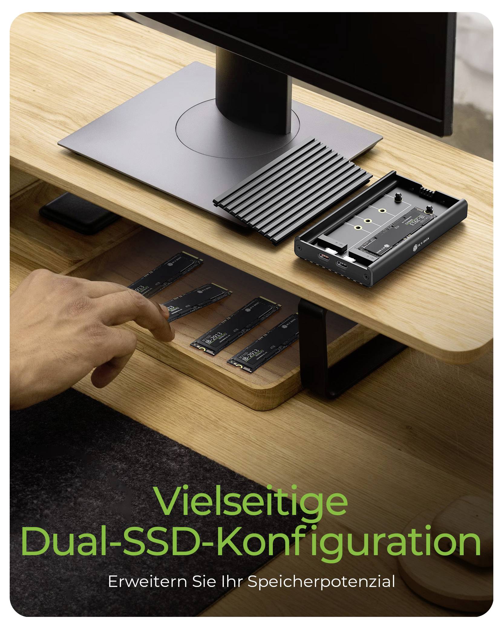 Werbebilder eines Computermonitors und Schreibtischs mit SSD-Komponenten und einer Hand, die NVMe-Laufwerke einsetzt, mit den Bezeichnungen „Vielseitige Dual-SSD-Konfiguration" und „Erweitern Sie Ihr Speicherpotenzial".