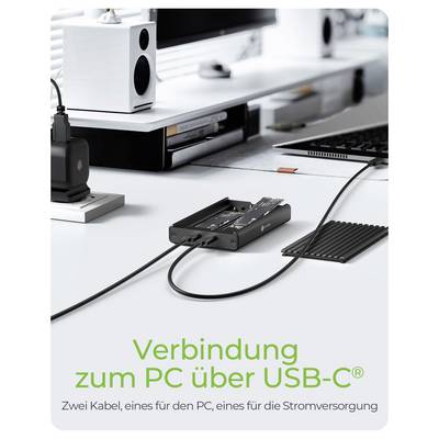 USB-C-Dockingstation verbunden mit einem Laptop und Zubehör auf einem Schreibtisch, mit deutschem Text "Verbindung zum PC über USB-C" und "Zwei Kabel, eines für den PC, eines für die Stromversorgung".