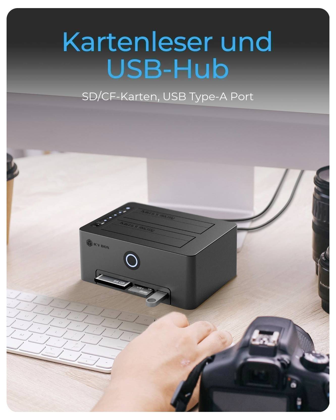 Desktop-Kartenleser und USB-Hub mit SD-/CF-Steckplätzen und einem USB-Typ-A-Anschluss, neben einer Tastatur und einer Kamera auf einem Schreibtisch dargestellt.