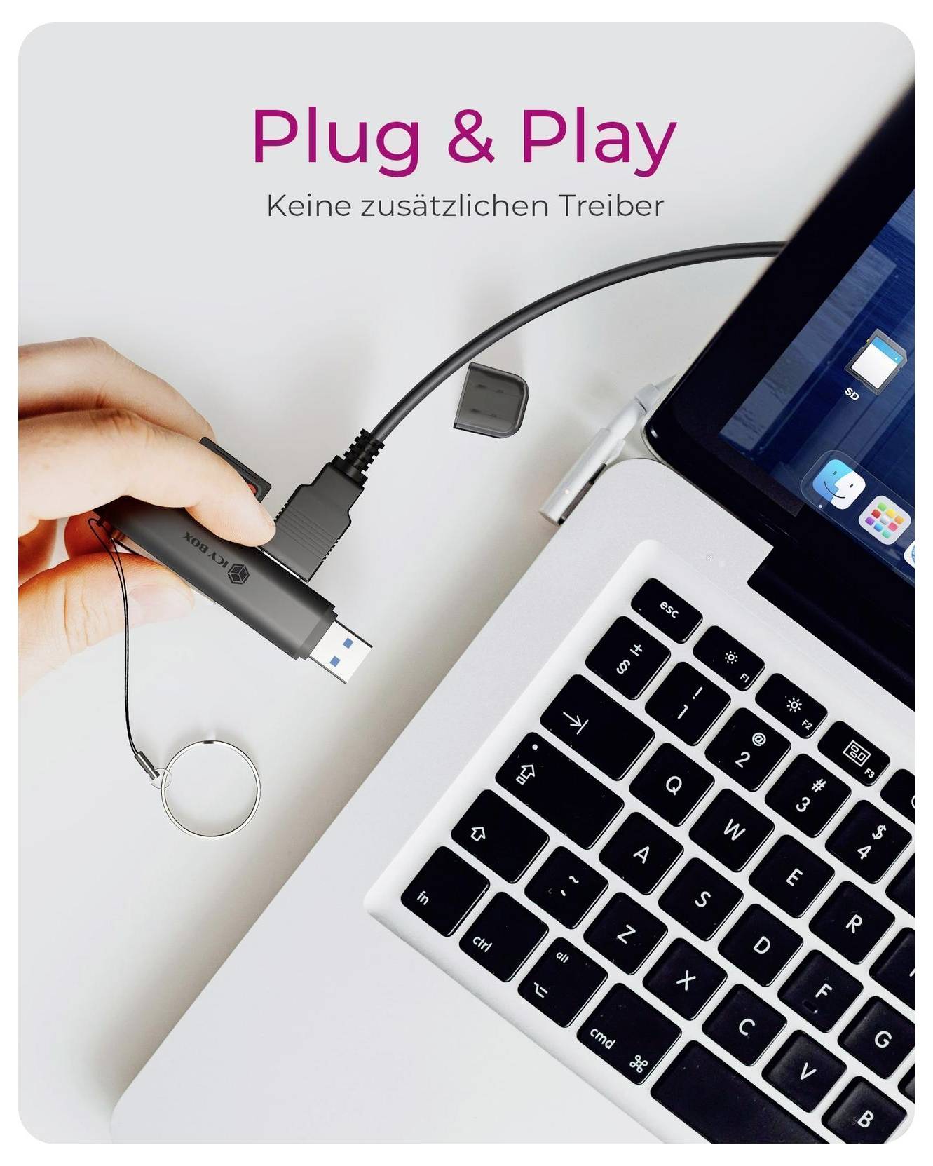 Hand, die ein USB-Gerät in einen Laptop einsteckt, mit dem Text "Plug & Play" und "Keine zusätzlichen Treiber" unterstreicht, dass keine zusätzlichen Treiber erforderlich sind.