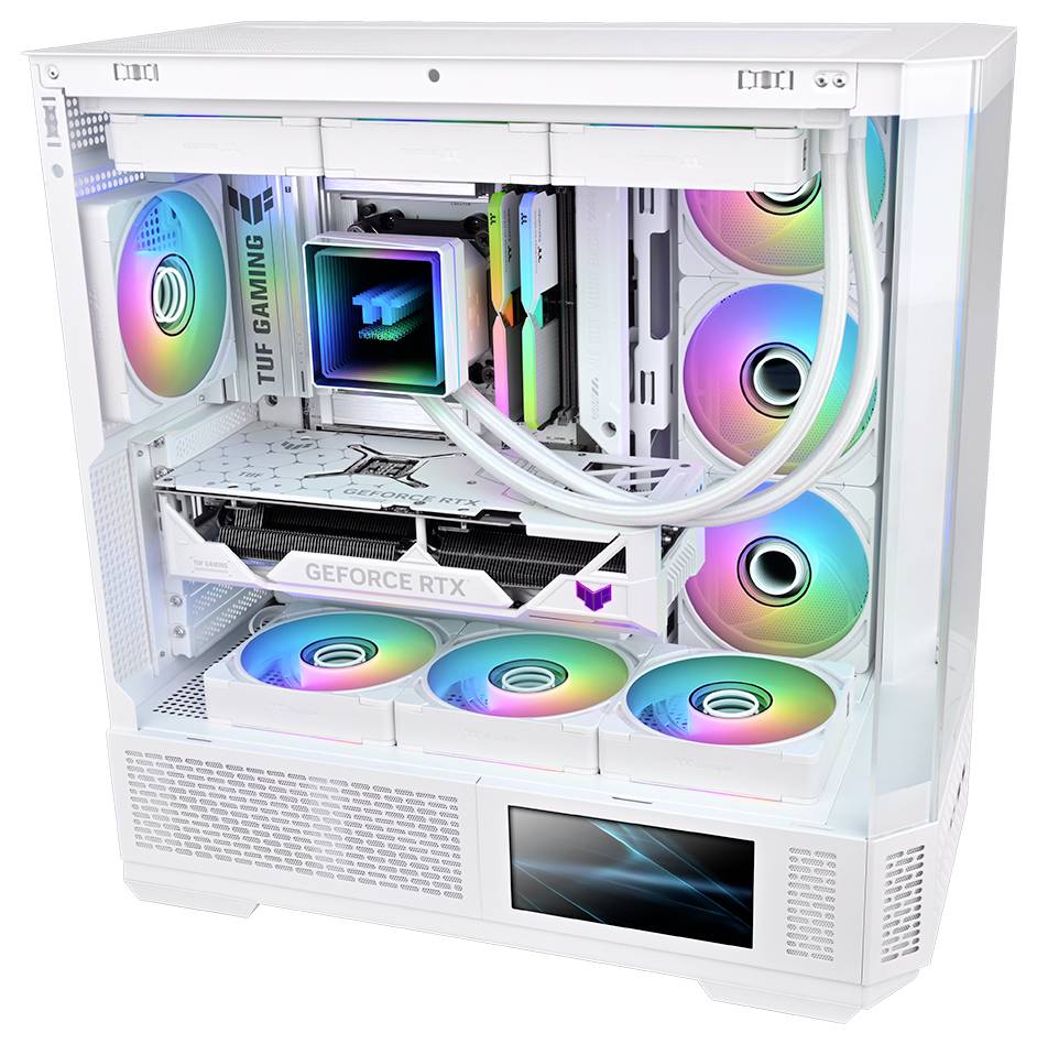 Weißer benutzerdefinierter Desktop-PC-Turm mit RGB-beleuchteten Lüftern, Flüssigkeitskühlungsschläuchen und sichtbarer "GeForce RTX"-Grafikkarte durch ein transparentes Seitenpanel.