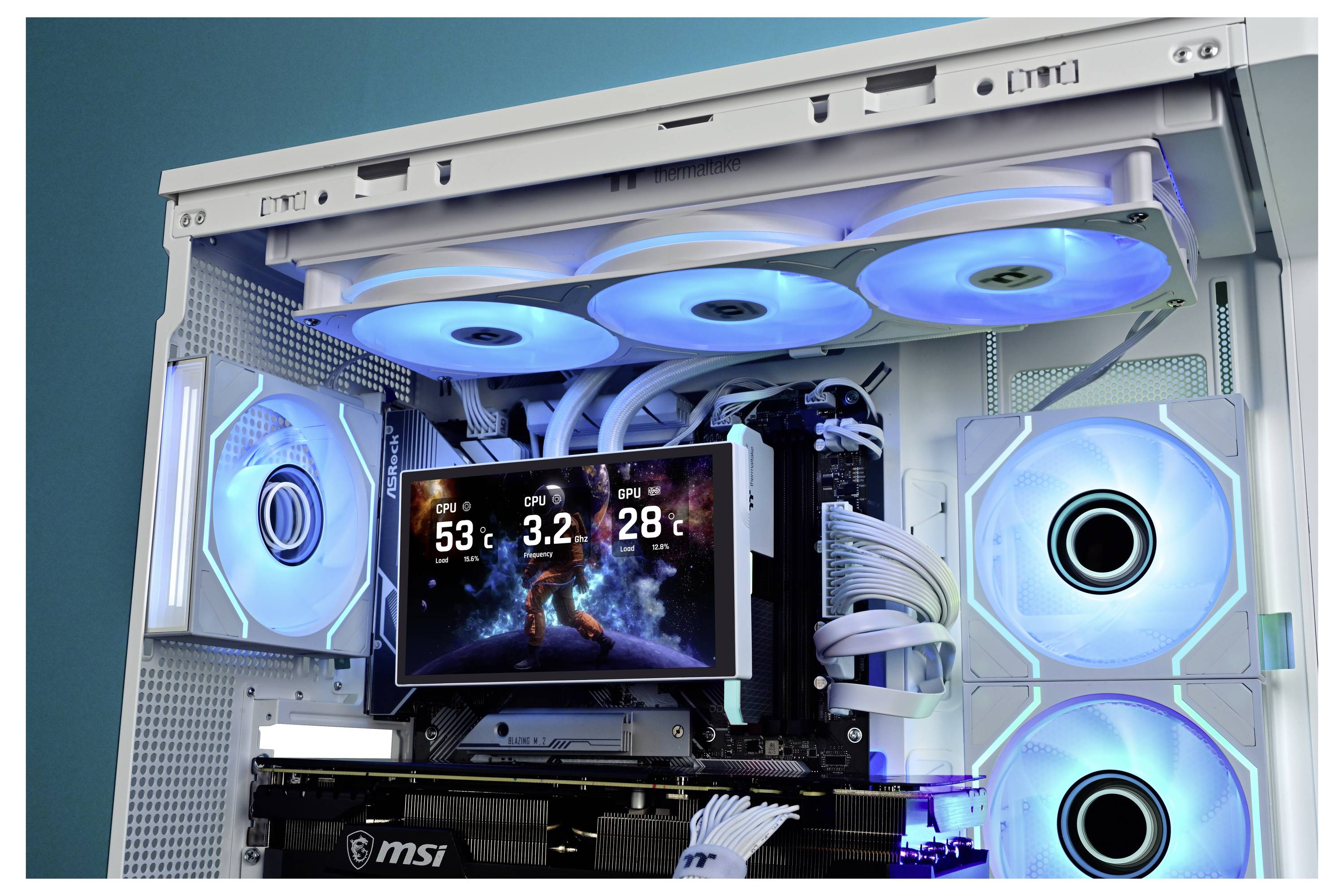 PC-Gehäuse mit blau beleuchteten Kühlern und einem Display, das CPU 53°C, GPU 3.2 und eine weitere Temperaturanzeige von 28°C anzeigt.