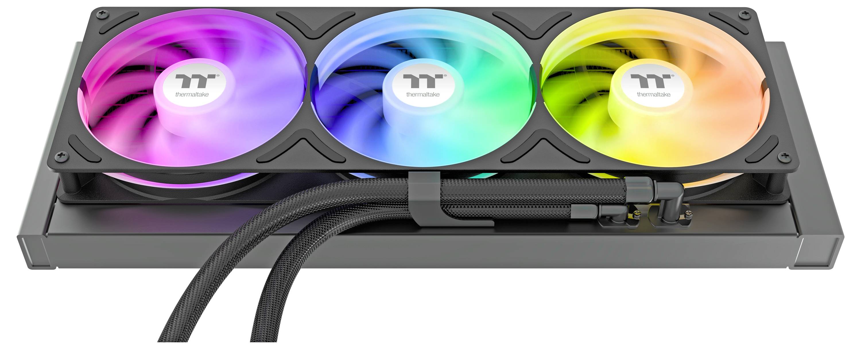 Drei RGB-Kühlventilatoren, die auf einem Flüssigkeits-CPU-Kühler-Radiator montiert sind, mit sichtbarem Schlauchwerk und einem schwarzen Rahmen auf weißem Hintergrund.