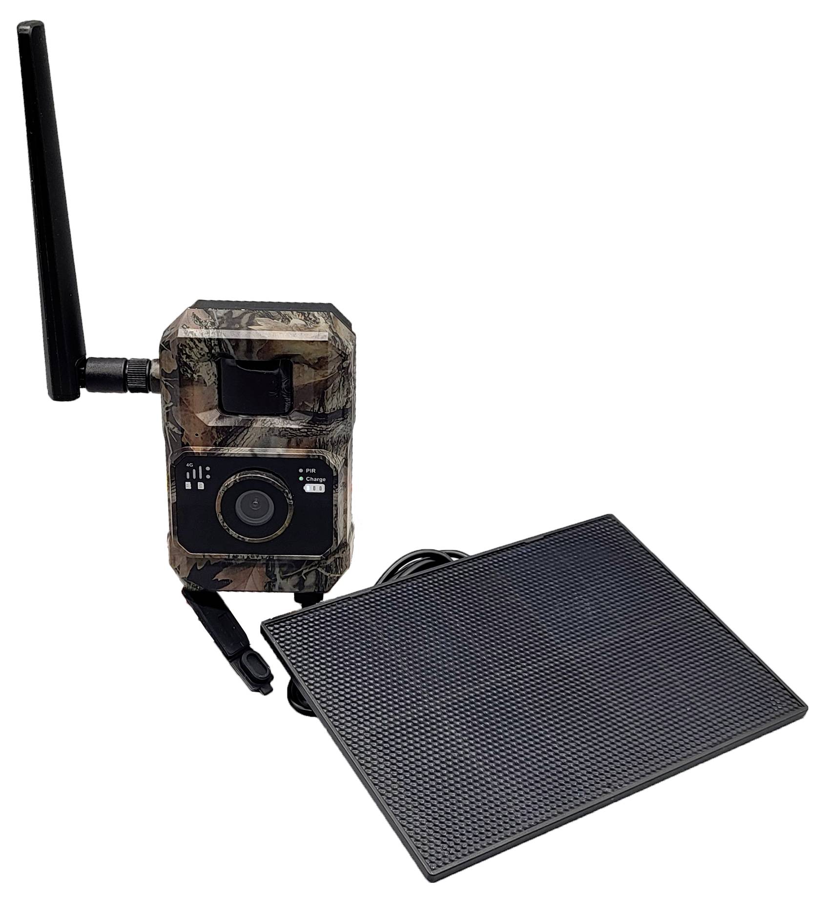 Getarnte Wildkamera mit Antenne und Solarpanel auf weißem Hintergrund.