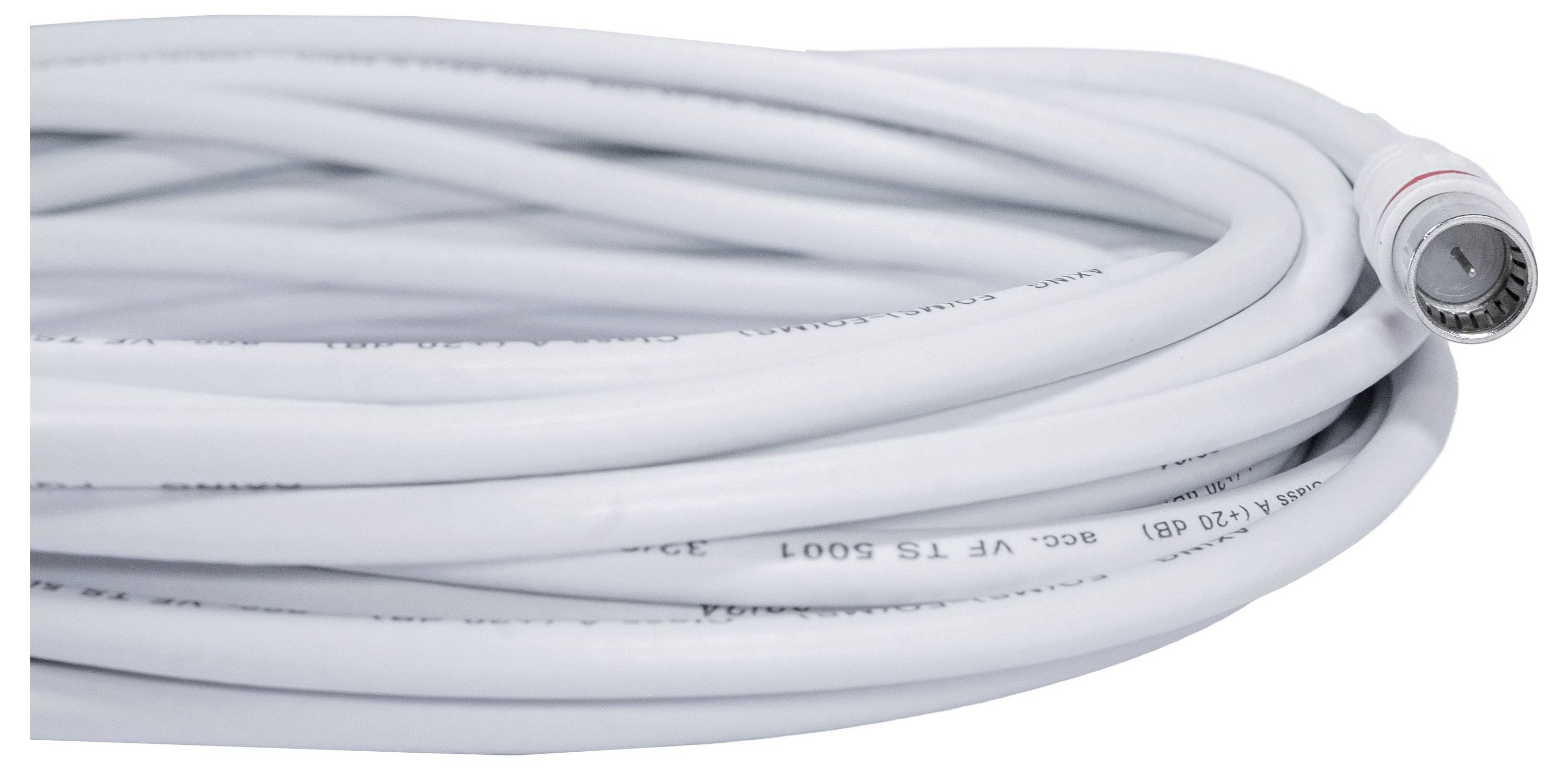 Aufgerolltes weißes Ethernet-Kabel mit einem freiliegenden Stecker auf weißem Hintergrund.