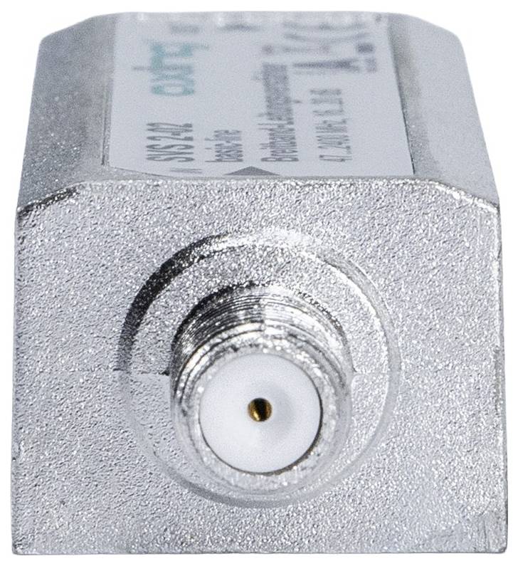 Nahaufnahme eines silbernen Metall-Koaxial-HF-Steckverbinders mit einem Gewinde-Buchsenport an einem Ende und einer gedruckten Beschriftung oben.