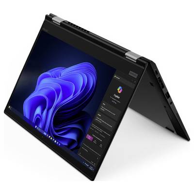 Zwei-in-eins-Laptop im Zeltmodus mit Windows 11-Desktop auf einem Bildschirm und einem Copilot-Panel auf dem anderen.