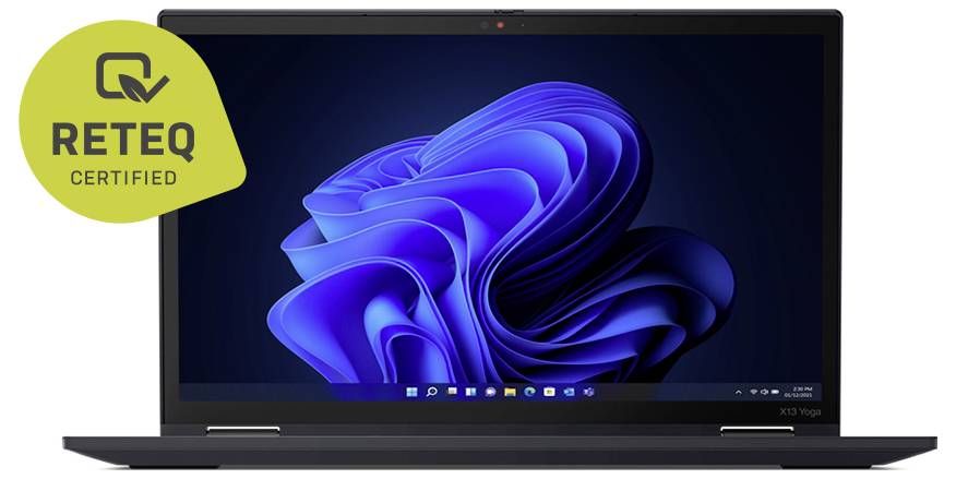 Schwarzer Laptop mit Windows 11 blauer Wirbeltapete, mit einem grünen Reteq-zertifizierten Abzeichen in der oberen linken Ecke.