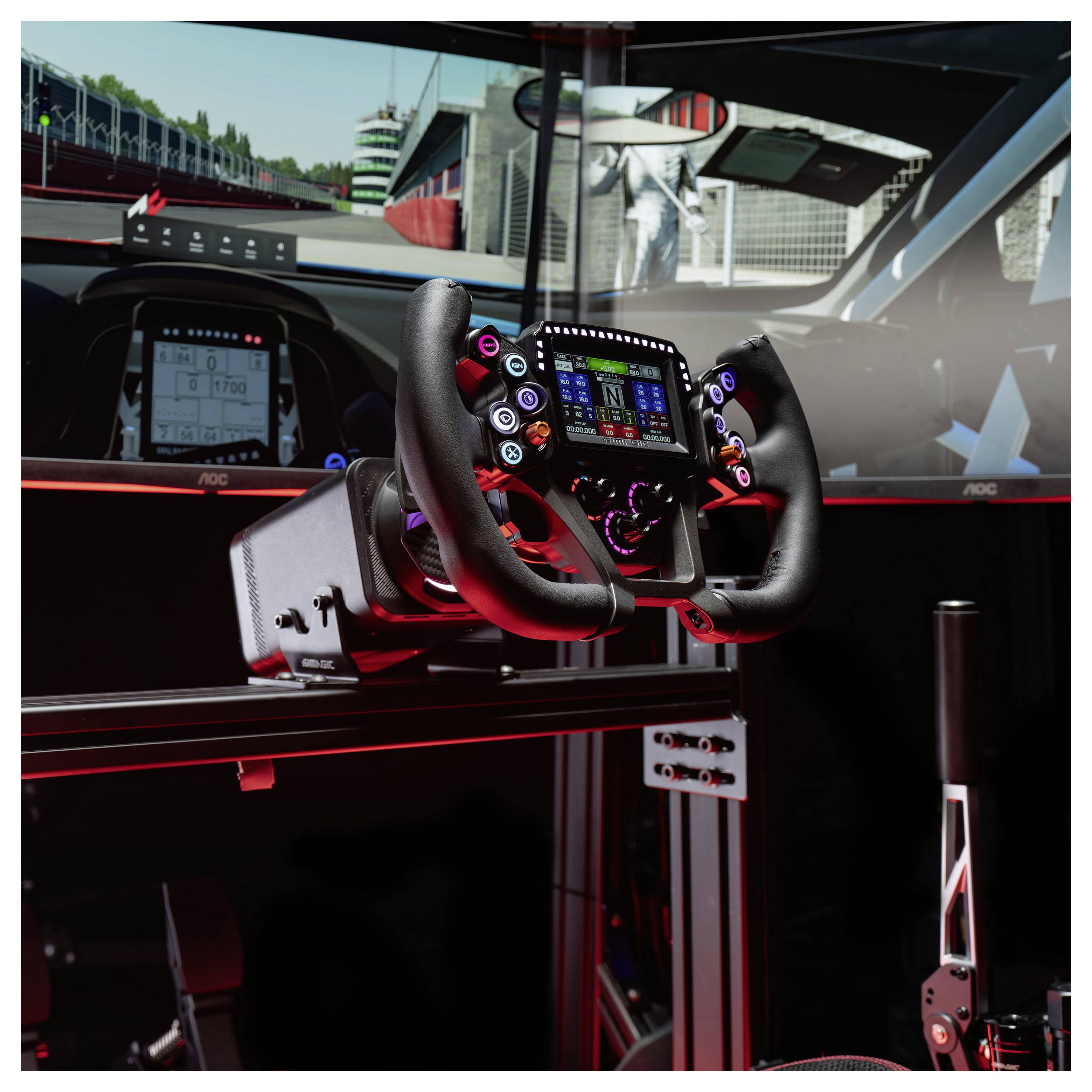 Formelrennsimulator-Cockpit mit Lenkrad, digitales Armaturenbrett und Pedalsteuerung vor einer Rennstrecken-Anzeigetafel.