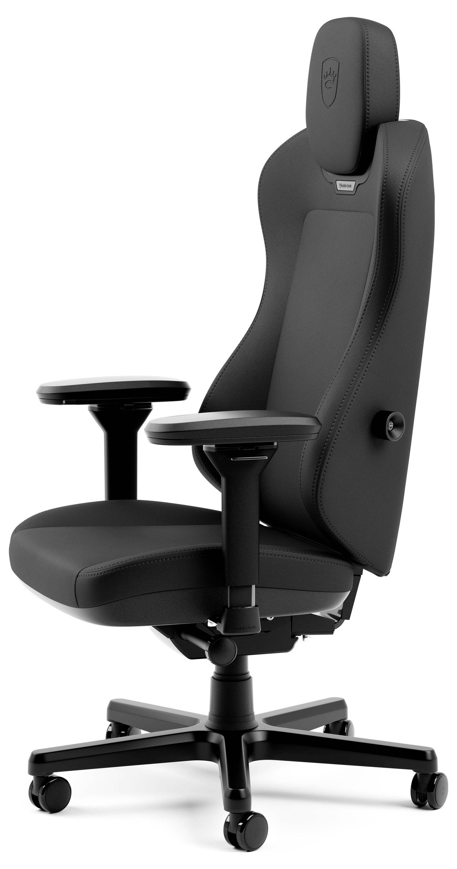 Schwarzer ergonomischer Bürostuhl mit Kopfstütze, verstellbaren Armlehnen und fünfrädrigem Fuß auf weißem Hintergrund.