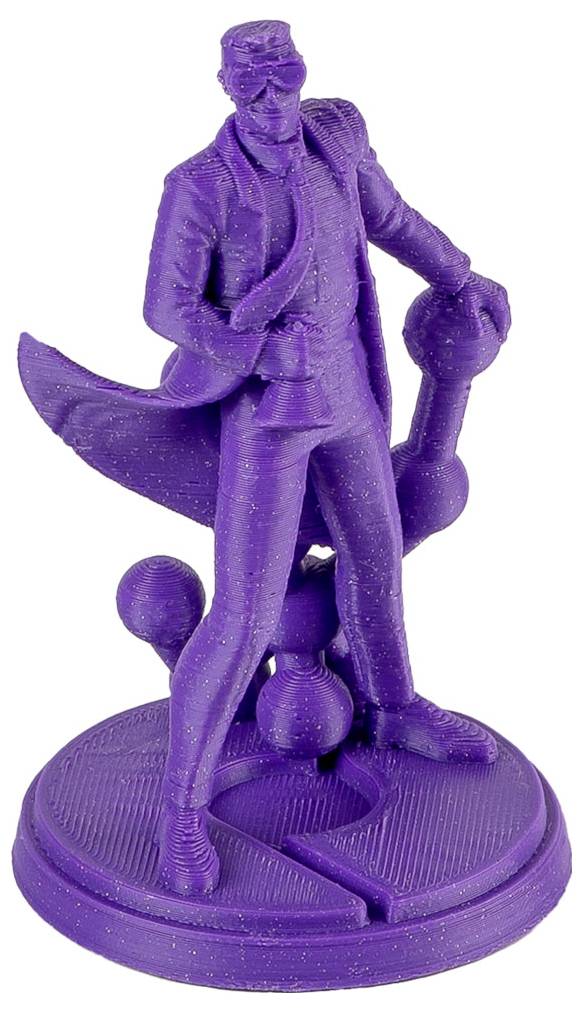 Violette 3D-gedruckte Figur eines Mannes mit Sonnenbrille, der auf einer runden Basis steht, einen Gehstock oder Stab hält, mit fließenden mantelartigen Details hinter ihm.