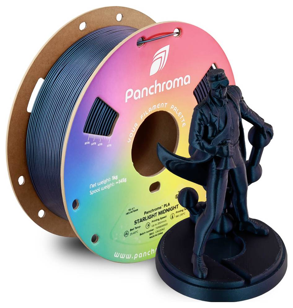 Spule mit Panchroma-Filament mit einer schwarzen 3D-gedruckten Piratenfigur, die davor steht und ein regenbogenfarbenes Etikett sowie eine blau gefärbte Filamentspule zeigt.