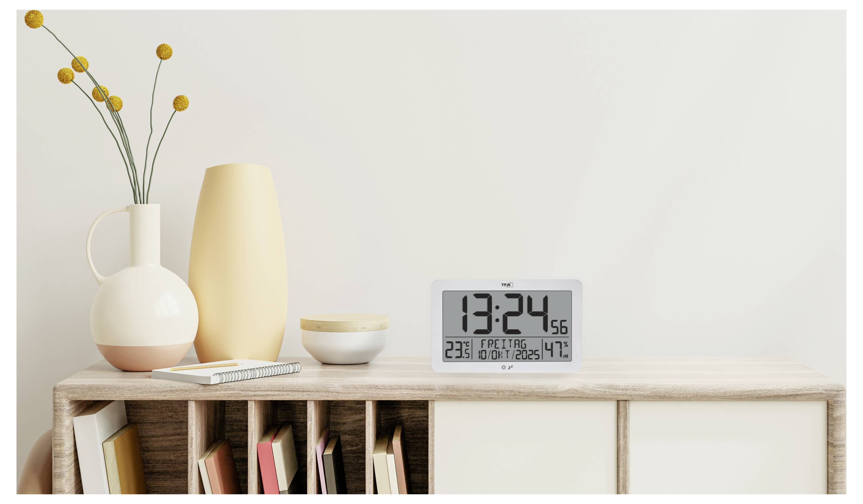 Minimalistisches Regal mit Vasen, Blumen, Büchern und einer digitalen Uhr, die 12:34 anzeigt, sowie Wetterinformationen.