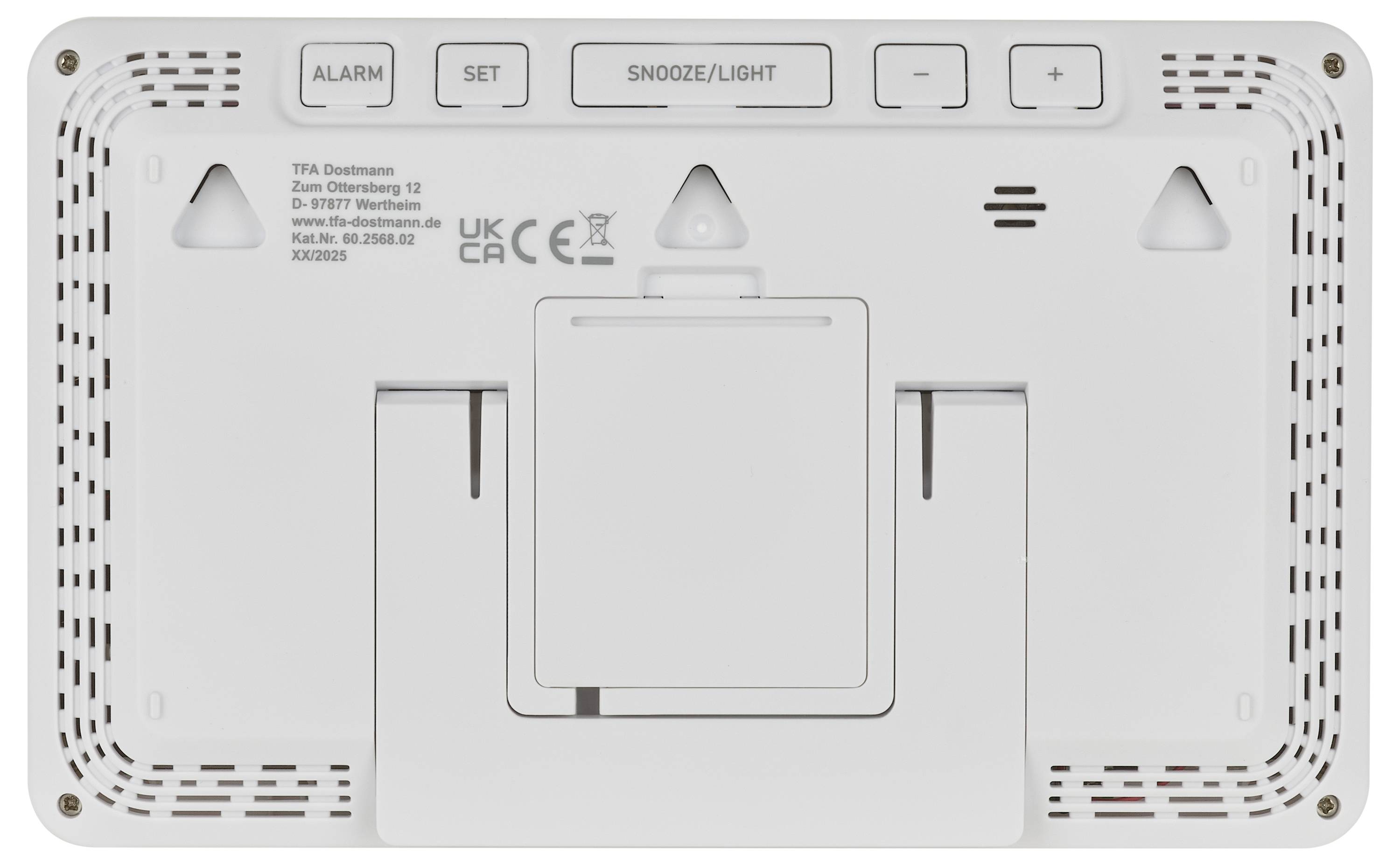Rückseite eines digitalen Weckers mit Batteriefach, Steuertasten, Lautsprecherauslässen und Wandbefestigungsöffnung.