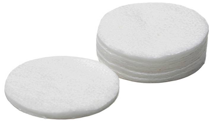 Zwei weiße runde Tabletten oder Pads, eine flach liegend vorne und ein gestapelter Stapel dahinter auf weißem Hintergrund.