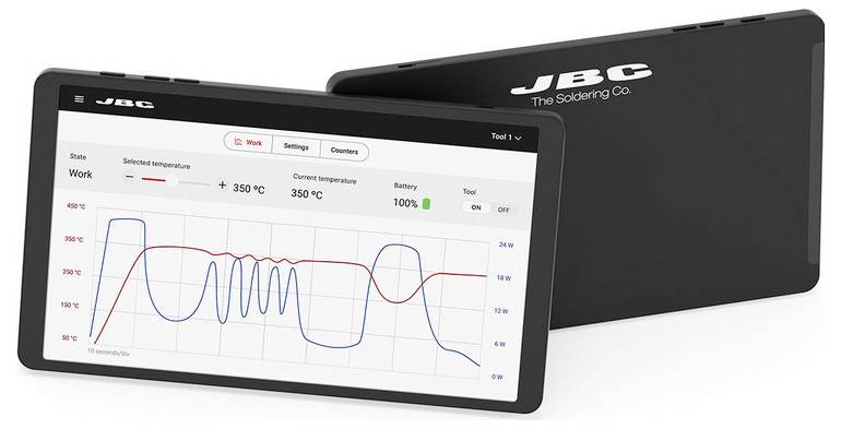 Tablet mit der Benutzeroberfläche der JBC-Lötstation, die ein Temperaturdiagramm zeigt, auf 350°C eingestellt, aktuelle Temperatur 350°C und Akku bei 100%, vor der JBC-Einheit.